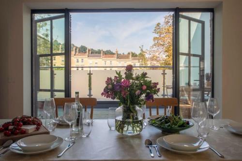 Bright open plan living - Bath - Free Parking