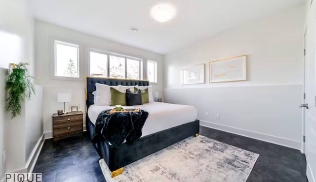 Bright Open Suite - King Bed - Free Parking - Long Stays