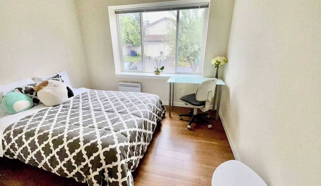 Bright Peaceful Private Room in North Seattle Great Transit Access