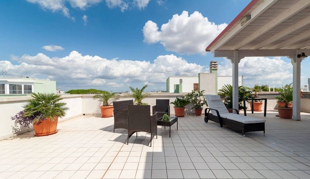 Bright penthouse with large furnished terrace