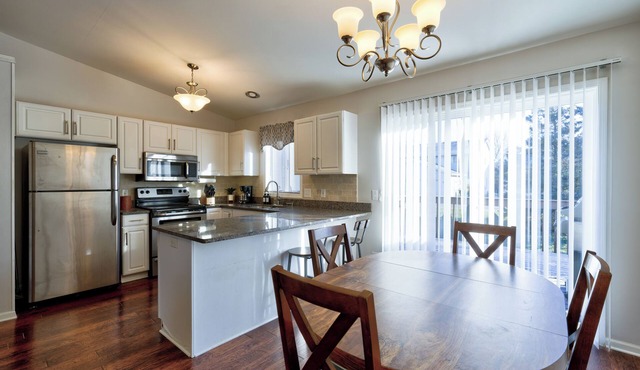 Bright, Private 3BR Duplex Unit with Parking in Cottage Grove