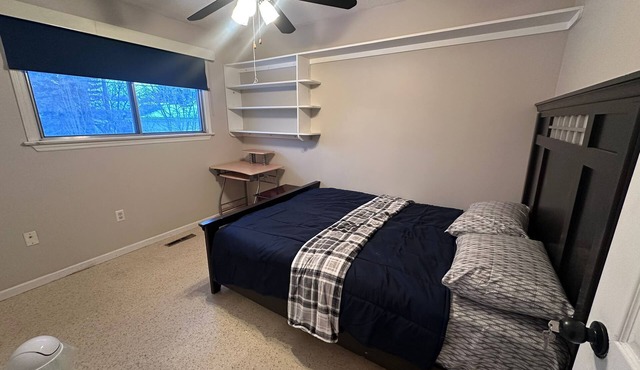Bright Private Room in Safe Area – 10 Min Walk to Shops & Transit - Room No.3