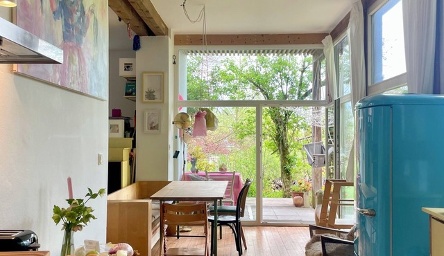 Bright, quiet apartment with terrace and large natural garden. Lake and train station nearby