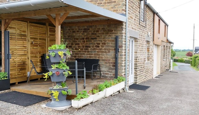Bright renovated cottage with pets allowed, parking and WIFI in Swiss Normandy