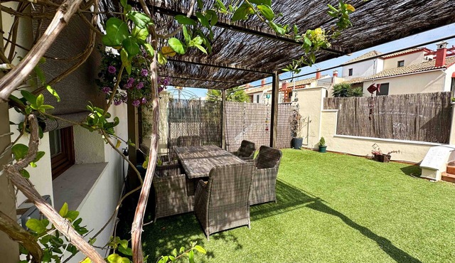 Bright Refurbished 3 Bedroom Townhouse ALI001