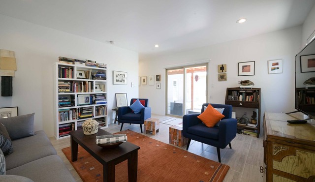 Bright renovated escape near downtown with free WiFi, AC, large backyard & patio
