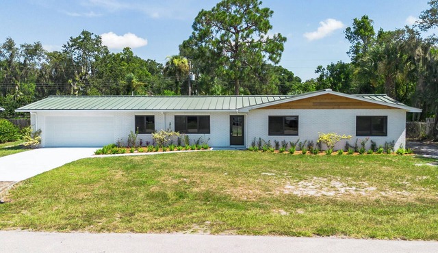Bright & Roomy Okeechobee Stay w/Workspace