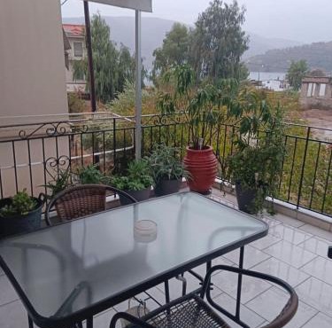 Bright Seaside Apartment, Itea