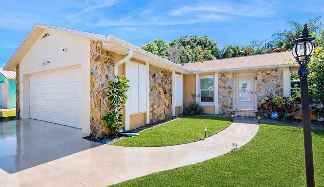 Bright Single‑Level Coastal Stay with Glass Sunroom & Prime Beachside Location! ☀️