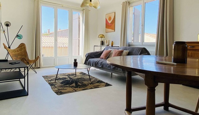 Bright Space with Balcony, 3 Bedrooms, and Parking: Perfect Holidays!