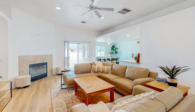 Bright & spacious home with firepit, enclosed backyard - dog-friendly