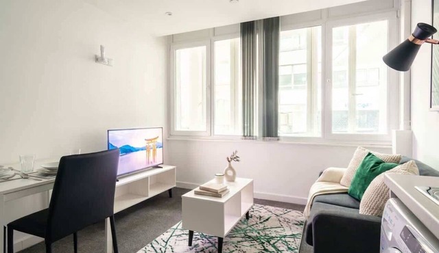Bright Spacious 1 Bed Central Preston Apartment