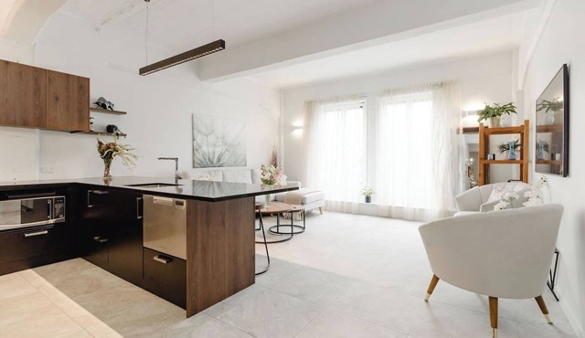 Bright & Spacious 1BR Apt | Central City Stay