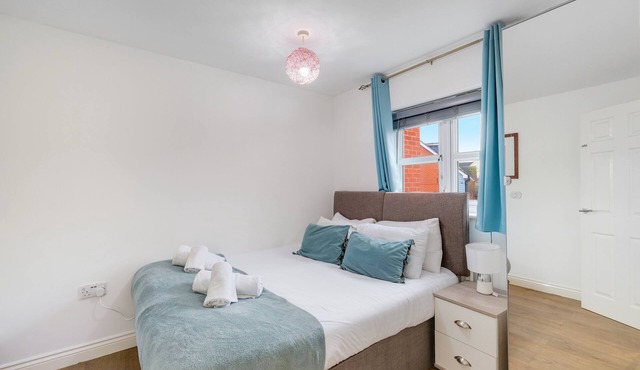 Bright & Spacious 3-Bed, 2-Bath Home in Graylands Close