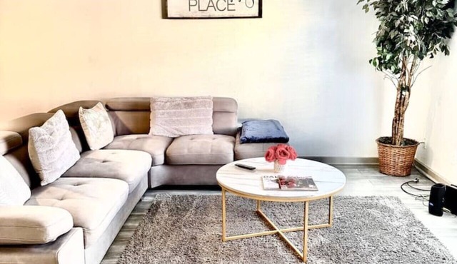 Bright & Spacious 3 BR Townhome Near Las Colinas