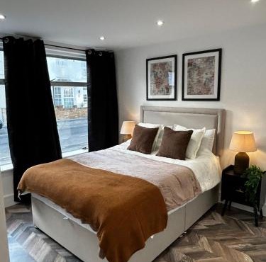 Bright & Spacious 4-Bedroom Home Near London