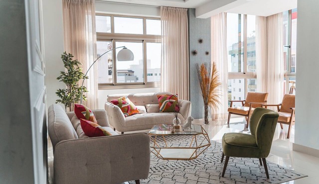 Bright & Spacious Apt In City central Getaway