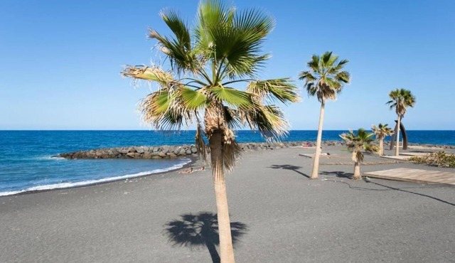 Bright spacious apartment with garage at 2 minutes walk from the beach