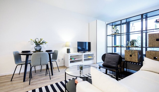 Bright & Spacious Apartment/Garage + Balcony