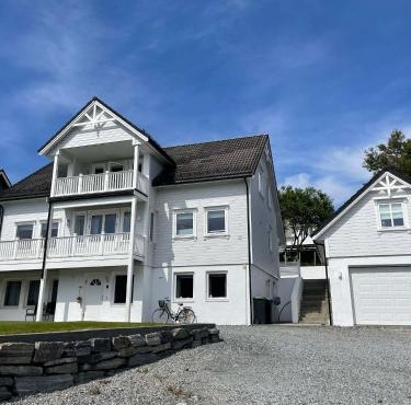 Bright & Spacious Apartment by the Sea, Free Parking, 10min to Airport, 12min to Ålesund