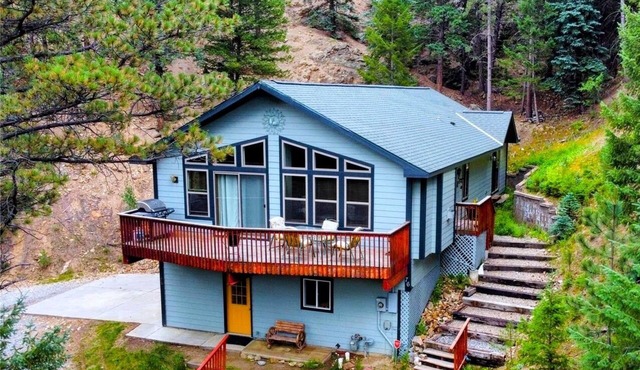 Bright & Spacious Cabin 1-mi from Idaho Springs, on 5 acres + Mountain Views!