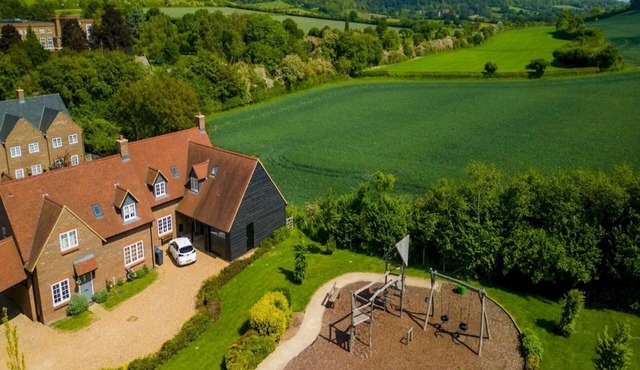 Bright & Spacious Chilterns Hideaway - Pass the Keys