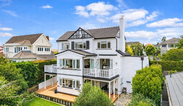 Bright & Spacious Coastal Retreat in Mission Bay | The Rose Cottage by Homello