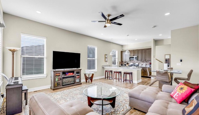 Bright & Spacious Modern Home, Mountain Views, Walk to Downtown