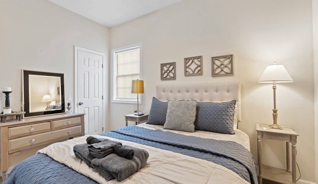 Bright & spacious apartment with room for 6 in the heart of downtown