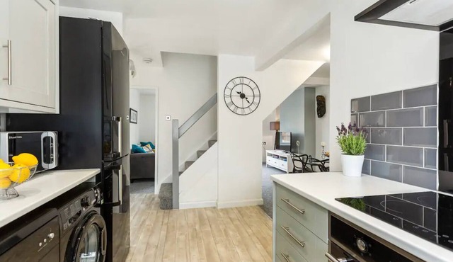 Bright & Spacious with Garden & Parking