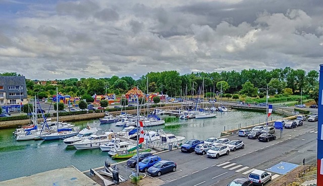 Bright studio with port view, parking and wifi