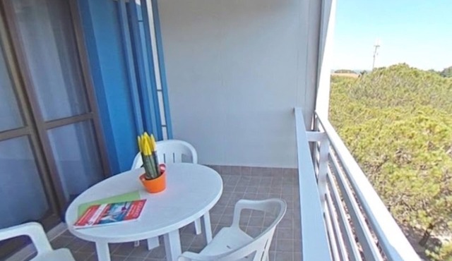 Bright studio with lovely balcony