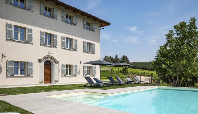 Bright studio 5 with swimming pool in a period villa in the Barolo area
