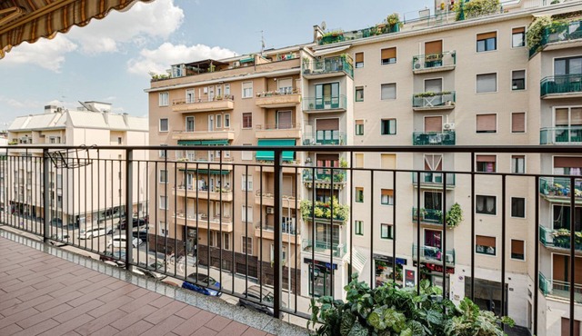Bright studio apartment with balcony and garage included