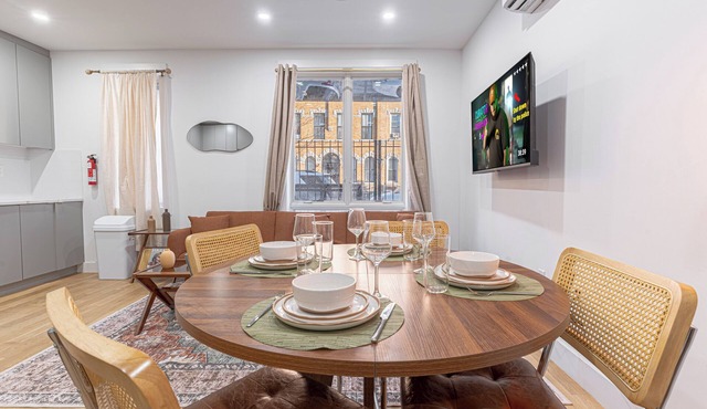Bright Studio Duplex w/Backyard & W/D