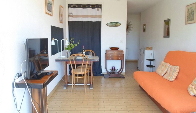 Bright studio with terrace and WIFI, pets allowed