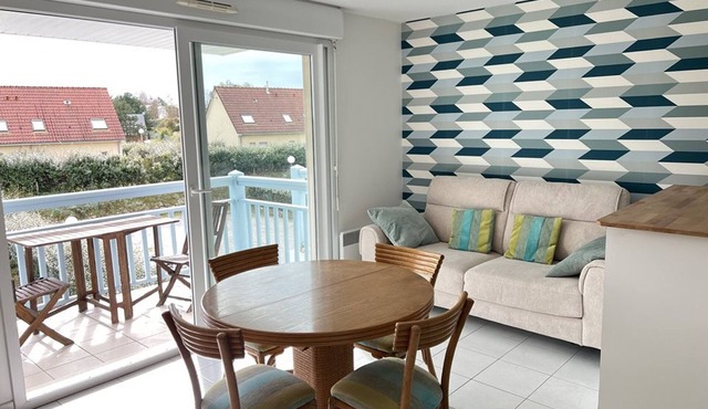 Bright studio near beach, pets allowed, private parking