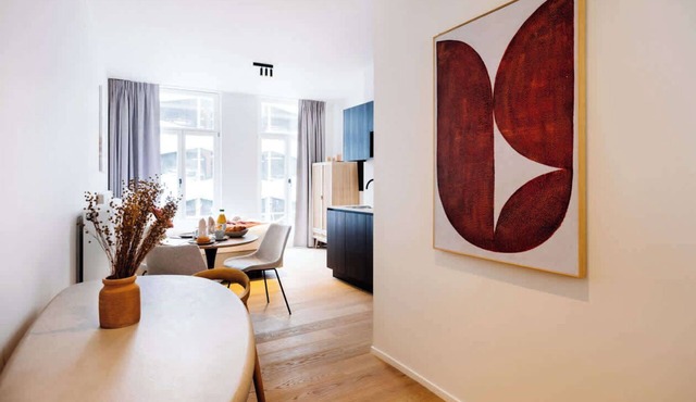 Bright studio retreat w/skyline view