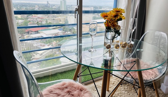 Bright Studio Sleeps 3 with Parking and City view