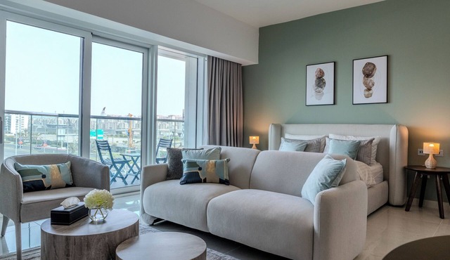 Bright Studio with Balcony, Pool & Gym – Near Yas Attractions