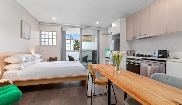 Bright Studio with Balcony near Coogee Beach