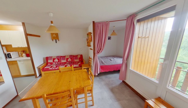 Bright studio with loggia in Les Rousses
