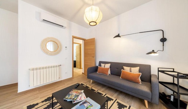Bright stylish 1BD apt with 3 balconies-Chamberí