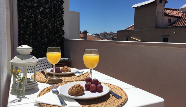 Bright Terrace Apartment in Sunny Lisbon Center, Principe Real