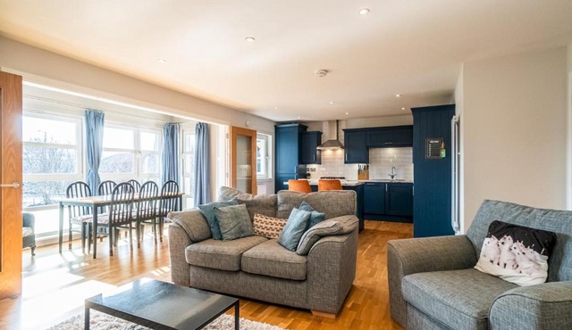 Bright Top Floor Haven Modern 2BR in Edinburgh - Pass the Keys