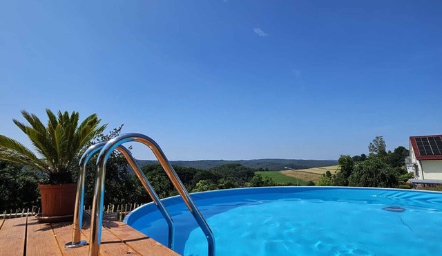 Bright vacation apartment with balcony near Burgenstraße and Neckar valley