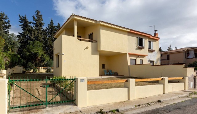 Bright villa of 90 square meters, perfect for four people, featuring a private entrance and two reserved uncovered parking spaces.The property is located in the Capitana area of ​Quartu Sant'Elena, an area rich in beaches, historic sites, and nautic