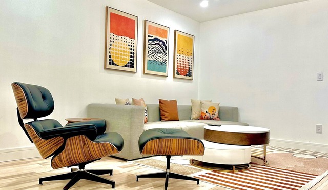 Bright, warm, luxe hideaway”w” private backyard