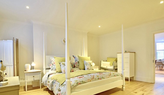 Brighton Beach Apartment Parking Free On-site & EV Charger