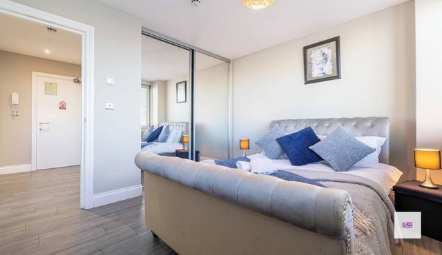 Brighton Central Seaview Retreat, Steps to the Beach